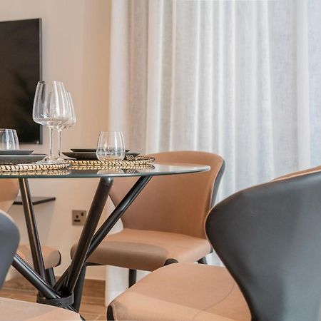 Desert Living Luxury Condo - Jumeirah Living Marina Gate Дубай Екстериор снимка